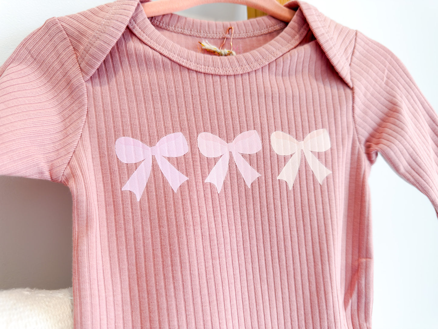 Organic Blush Rib Baby Bodysuit – Bow Trio
